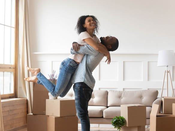 Paar umarmt sich in Wohnung