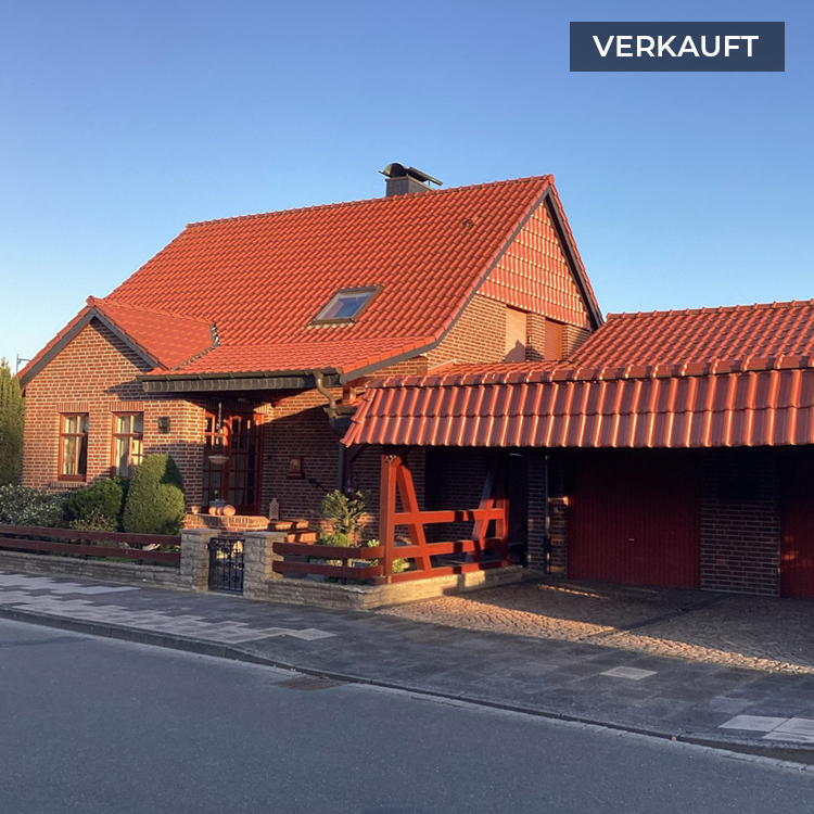 Rotes Haus mit verkaufter Anzeige