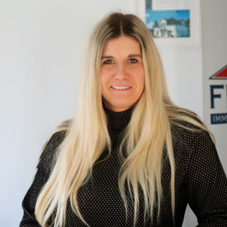 Immobilienberaterin Anne Kaiser mit langen, blonden Haaren.