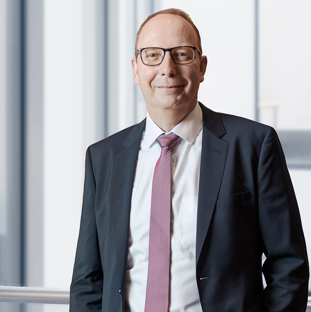 Immobilienberater Christoph Häse im Anzug mit Krawatte