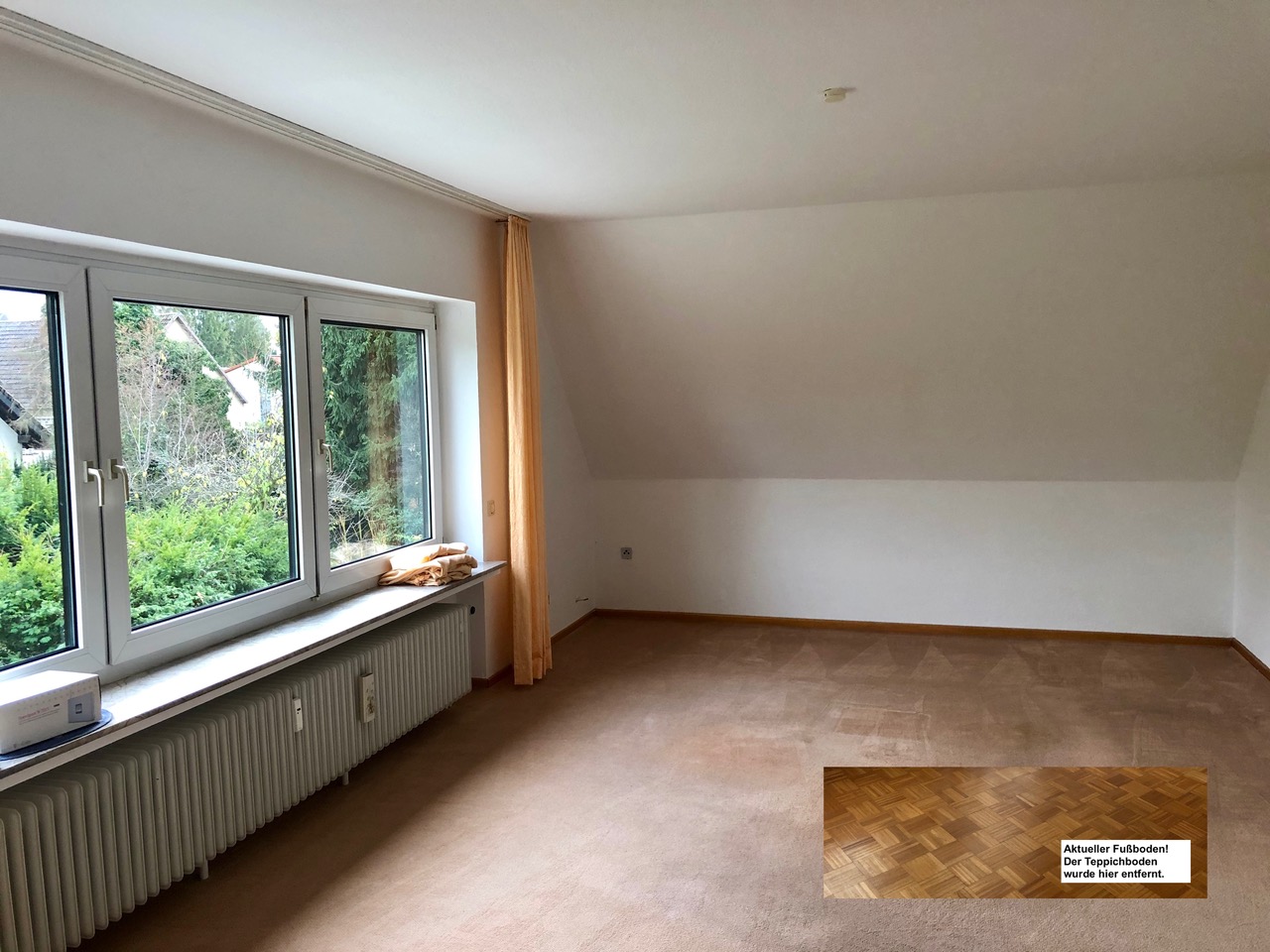 Helles, leeres Zimmer mit Fenster.