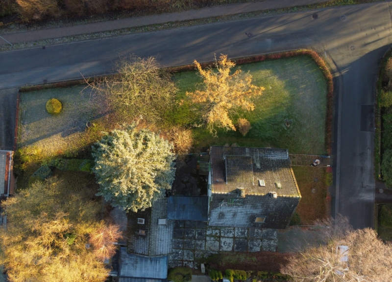 Luftaufnahme eines Hauses mit Garten