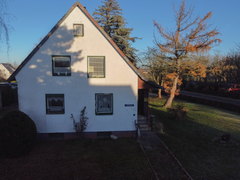 Ein Haus mit Garten und Bäumen.