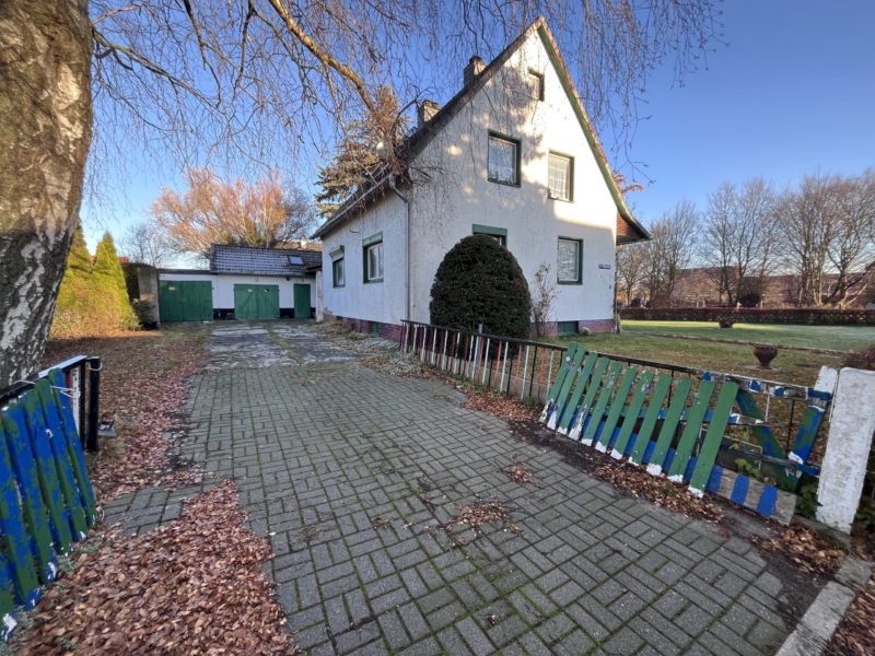 Verlassene Haus mit buntem Zaun