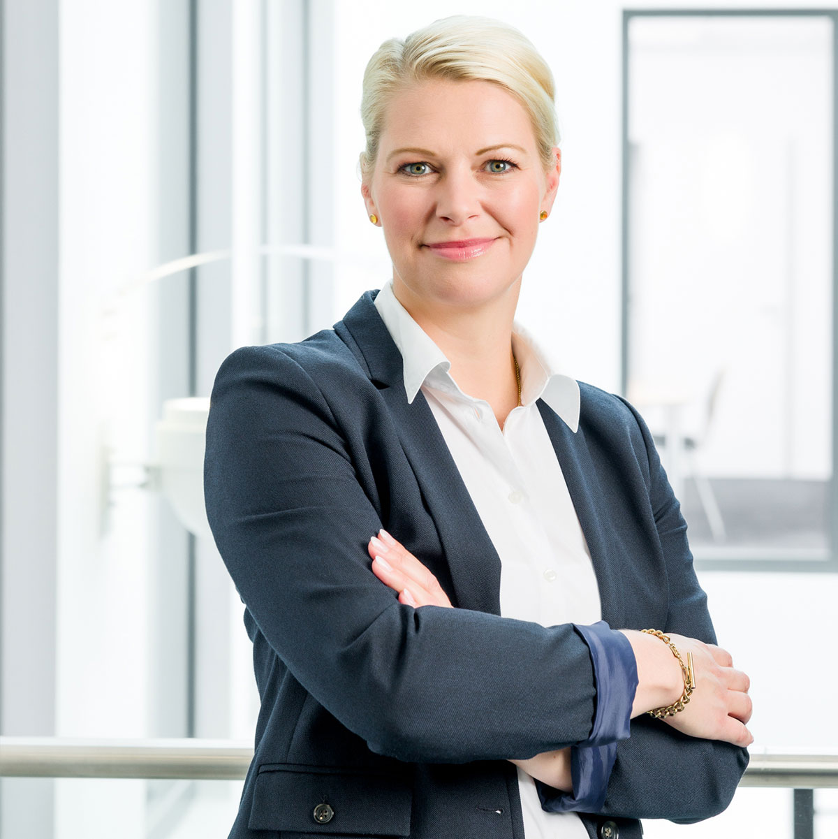 Frau in einem modernen Büro