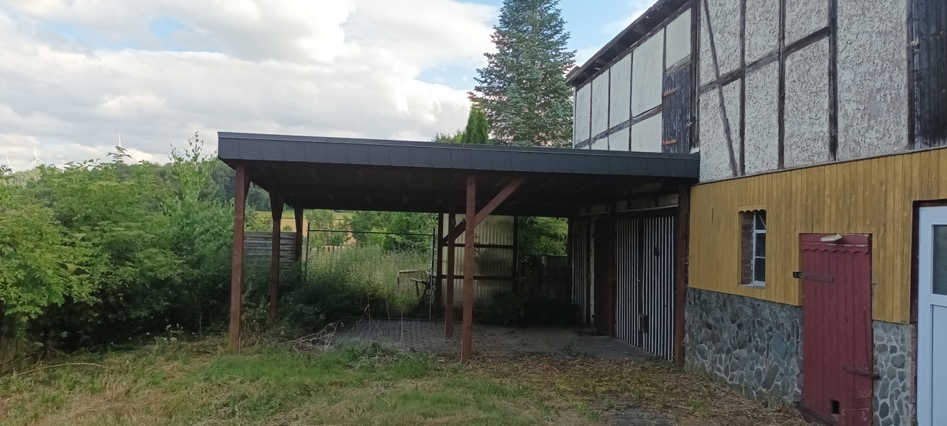 Gepflasterter Doppelcarport mit angrenzendem Nebengebäude und Schuppen in Ellrich-Gudersleben