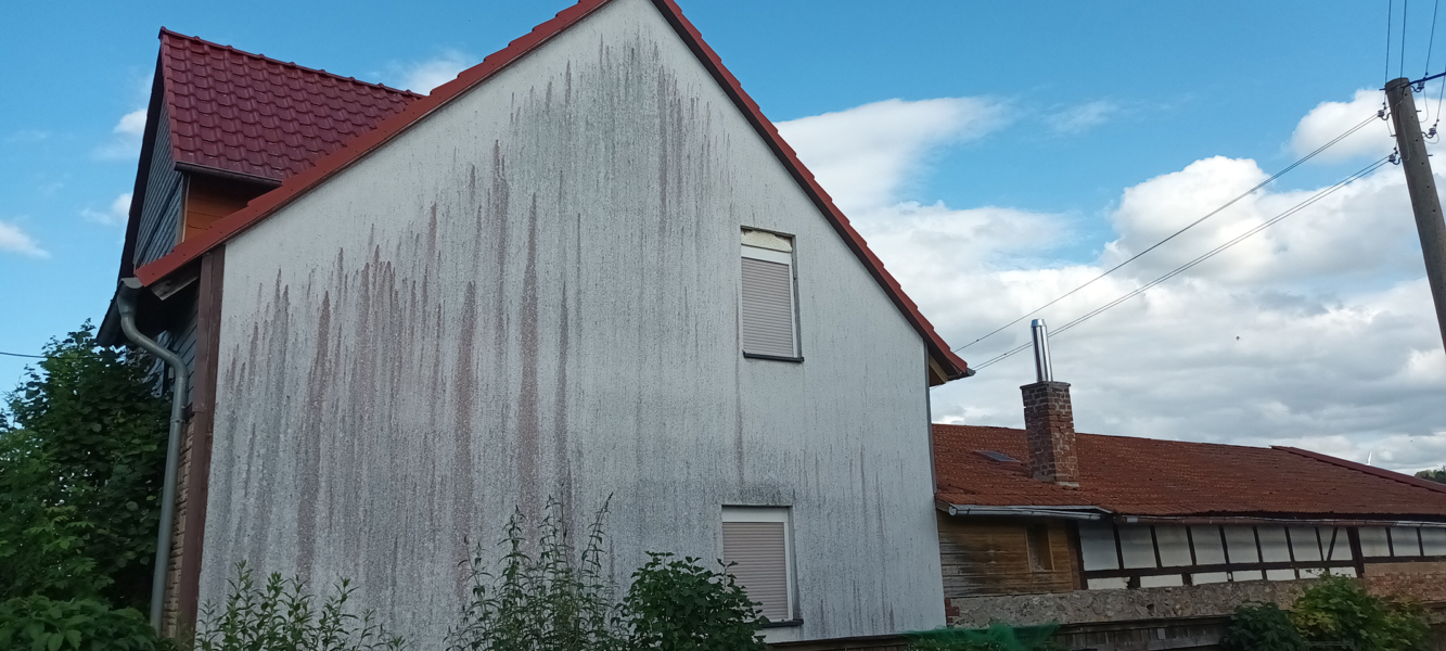 Sanierungsbedürftige Hausfassade mit Putz und roten Dachziegeln in Ellrich-Gudersleben