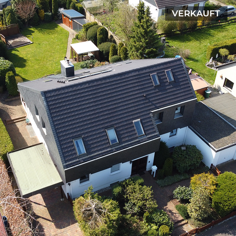 Verkauftes Zweifamilienhaus im Buchenring mit großem Garten und dunklem Satteldach