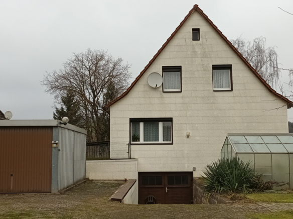 Freistehendes Einfamilienhaus in Harztor Niedersachswerfen mit Satteldach, Vorgarten und Garage
