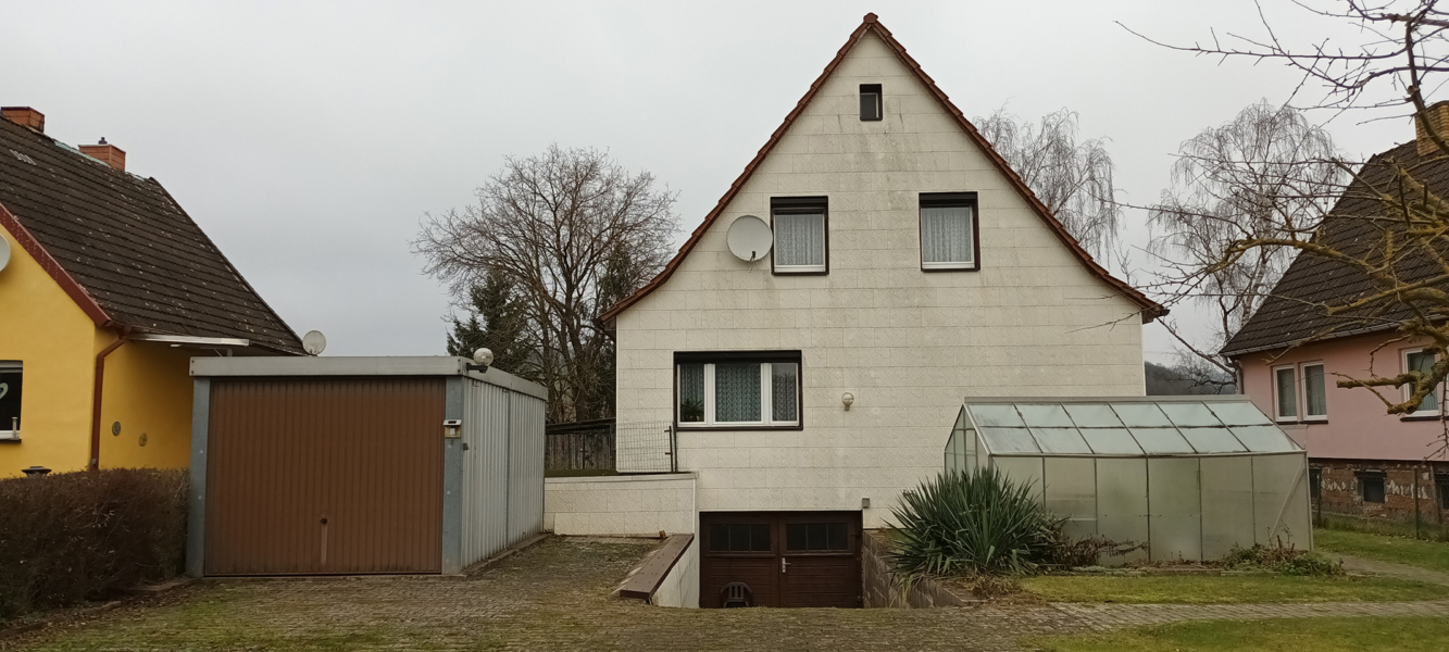 Freistehendes Einfamilienhaus in Harztor Niedersachswerfen mit Satteldach, Vorgarten und Garage