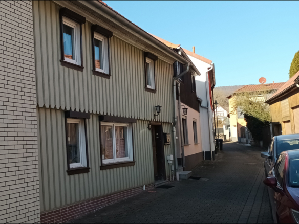 Straßenansicht des sanierungsbedürftigen Reihenhauses in Harztor-Neustadt