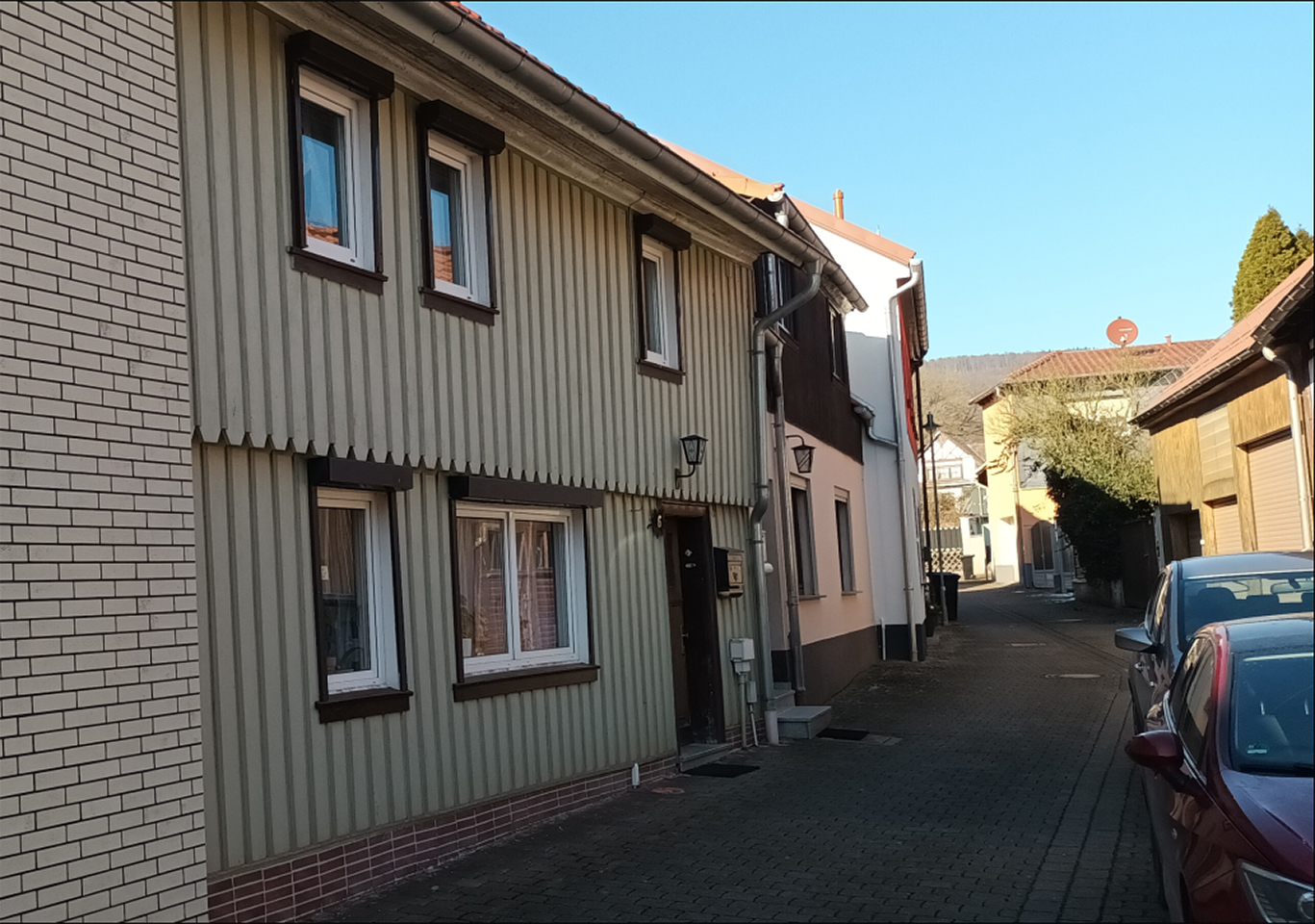 Straßenansicht des sanierungsbedürftigen Reihenhauses in Harztor-Neustadt