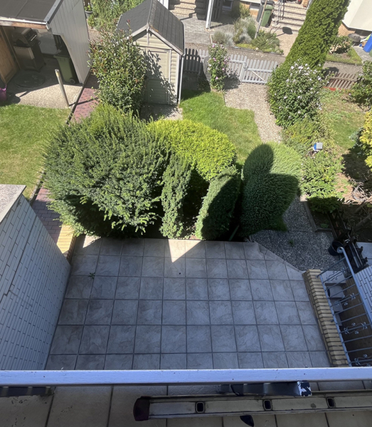 Blick vom Balkon auf die Terrasse