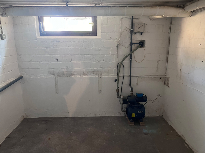Kellerraum mit Regenwasserpumpe und Kellerfenster