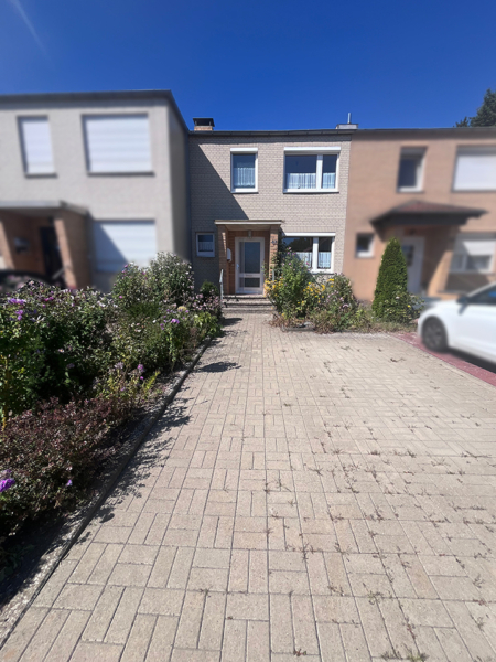 Blick auf das Reihenmittelhaus mit Stellplatz