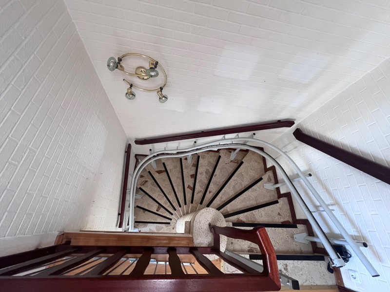 Treppenhaus mit Lift
