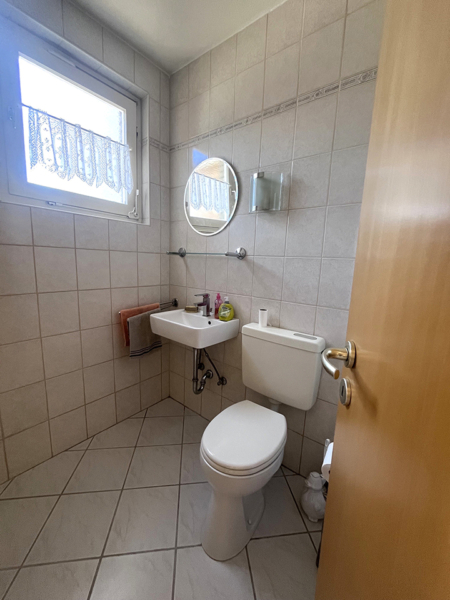 Kleines gefliestes Gäste WC