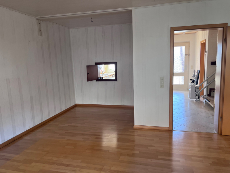 Wohnzimmer mit Durchreiche zur Küche