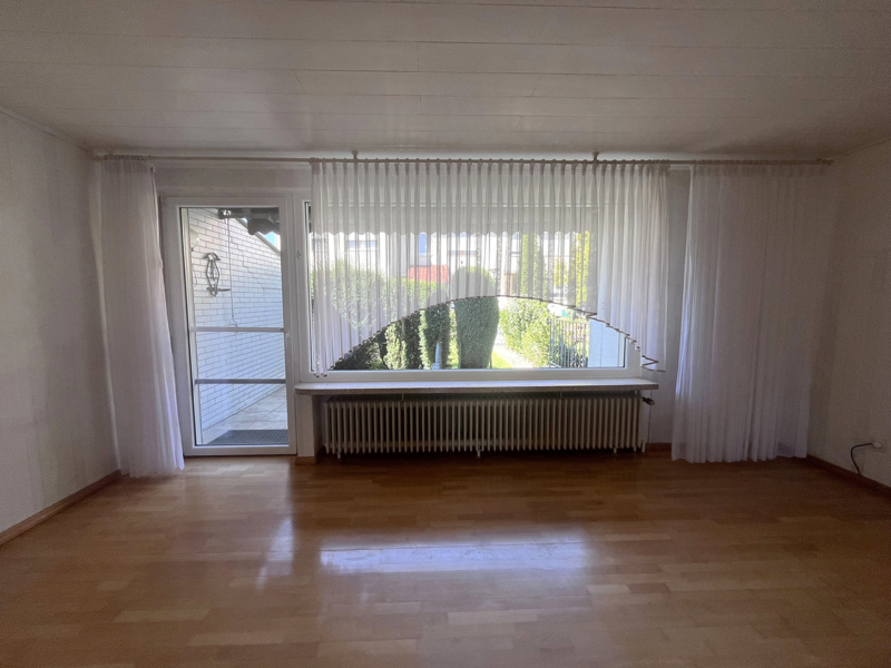 Blick auf die Fensterfront im Wohnzimmer