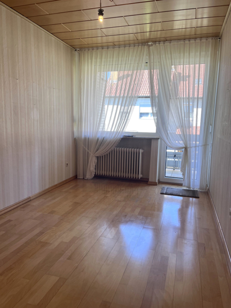 Kleines Zimmer im Obergeschoss mit Zugang zum Balkon