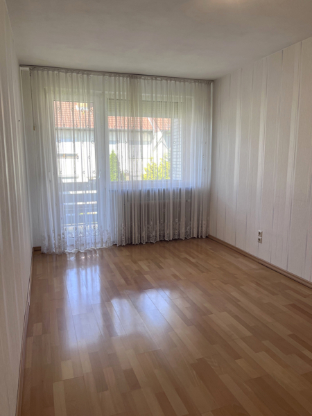 Zweites Zimmer im Obergschoss mit Zugang zum Balkon