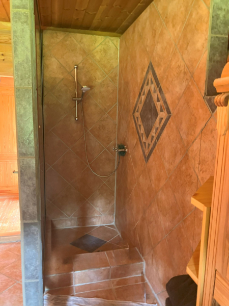 Große mediterrane Dusche