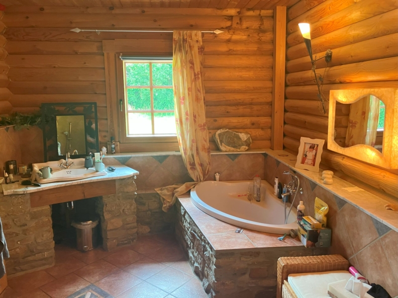 Eckbadewanne und Waschbecken im Mediteranen Stil