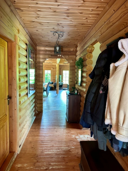 Langer, holzverkleideter Flur