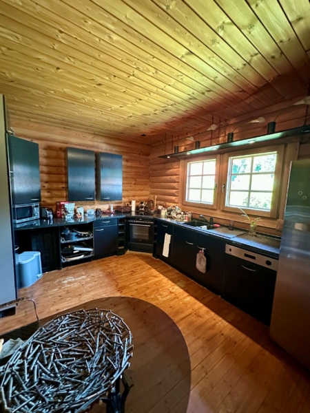 Das Holzhaus in Räbke hat eine schwarze Einbauküche