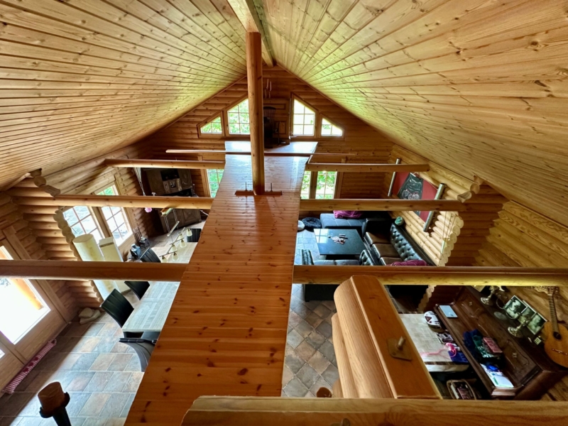 Spitzboden mit Blicl auf den Wohn- und Essbereich