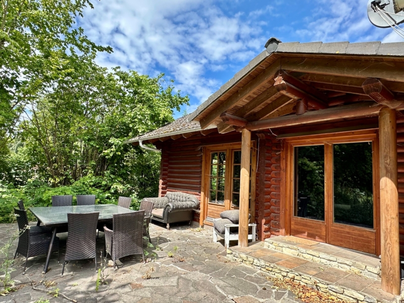 Terasse des Blockhaus mit Sitzgruppe und Sessel