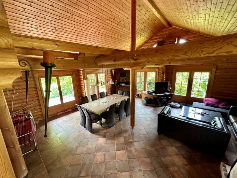 Blick ins Wohn- und Esszimmer mit offenen Balken.