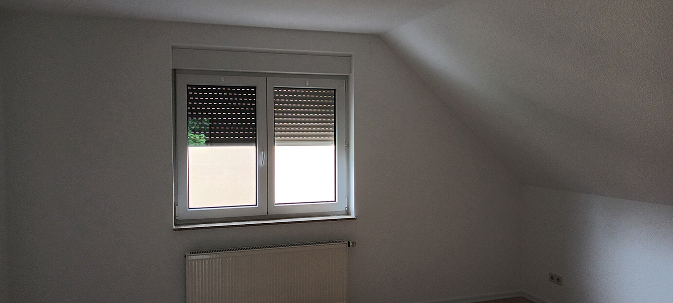 Zweites Dachgeschosszimmer mit Fenster und schräger Wand im Einfamilienhaus in Nordhausen