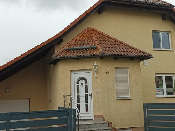 Frontansicht des Einfamilienhauses in Nordhausen mit überdachtem Eingang und Garage