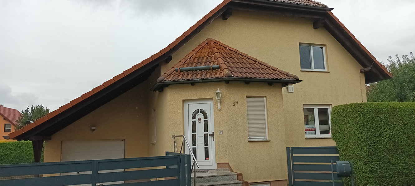 Frontansicht des Einfamilienhauses in Nordhausen mit überdachtem Eingang und Garage