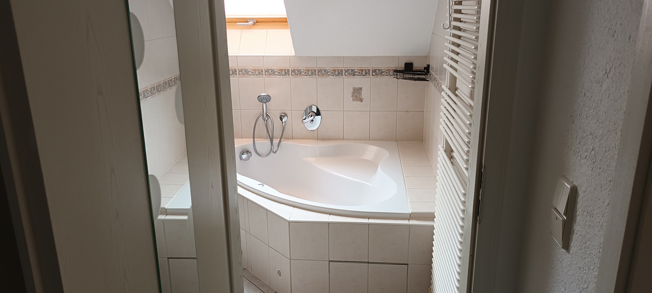 Eckbadewanne im Obergeschoss-Bad des Einfamilienhauses in Nordhausen