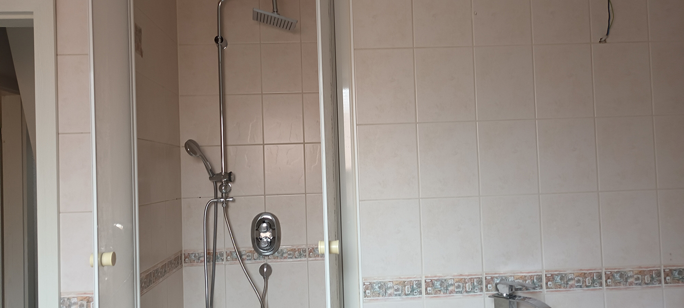 Dusche mit Glasabtrennung im Obergeschoss-Bad des Einfamilienhauses in Nordhausen