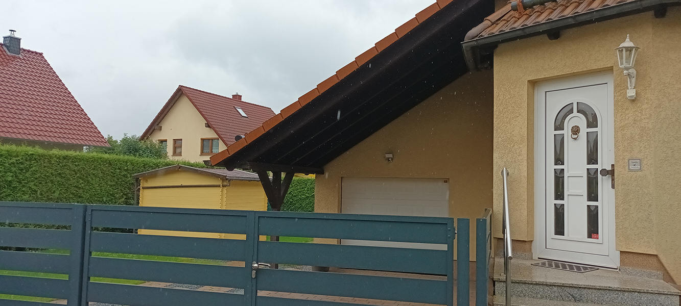 Frontansicht des Einfamilienhauses in Nordhausen mit Hauseingang, Garage und Einfahrt