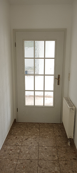 Gefliester Eingangsflur im Erdgeschoss mit Glastür im Einfamilienhaus in Nordhausen