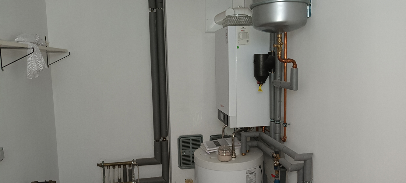 Moderne Heizungsanlage mit Warmwasserspeicher im Einfamilienhaus in Nordhausen