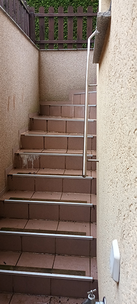 Geflieste Außentreppe mit Geländer zum Kellerabgang am Einfamilienhaus in Nordhausen