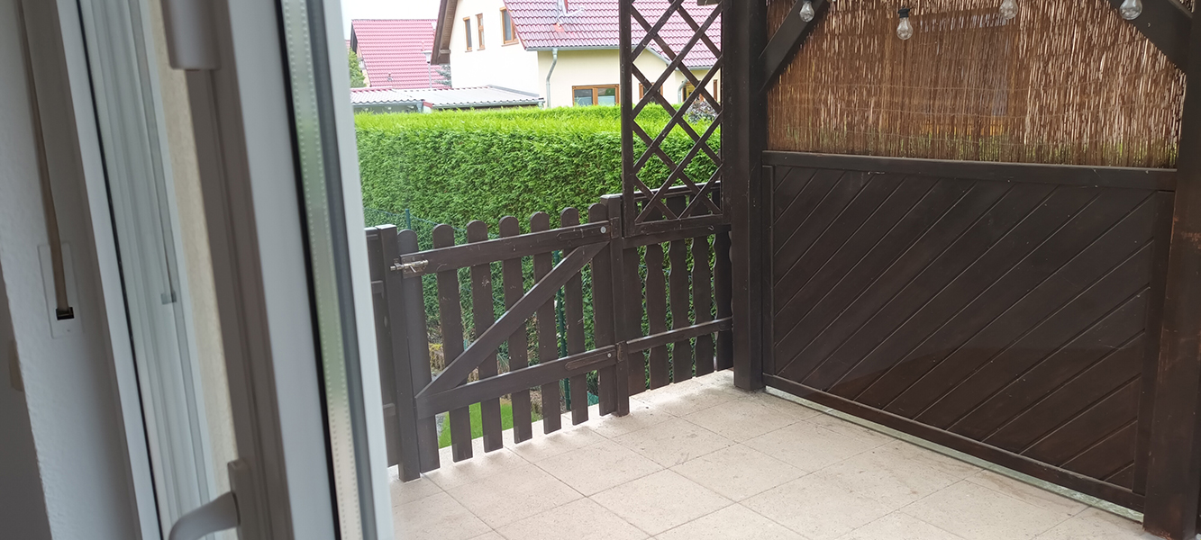 Überdachte Terrasse mit Holzelementen am Einfamilienhaus in Nordhausen