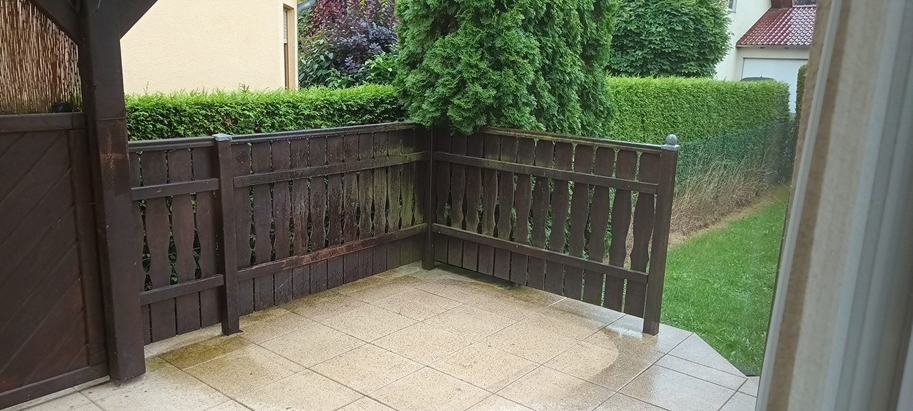 Terrasse mit Blick in den Garten und Holzgeländer am Einfamilienhaus in Nordhausen
