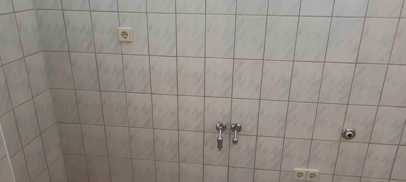 Geflieste Kellerwand mit Wasseranschlüssen und Steckdosen im Einfamilienhaus in Nordhausen