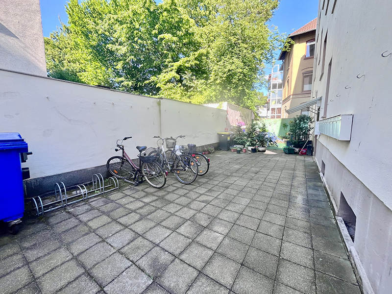 Gepflasterter Hof mit Fahrradstellplatz in Braunschweig