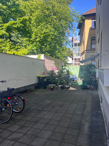 Innenhof mit Pflanzen und Sitzmöglichkeiten in Braunschweig