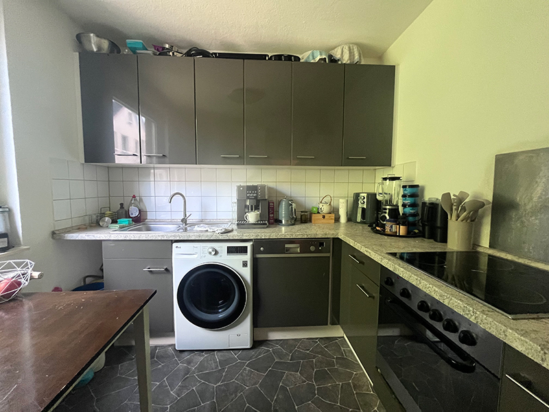 Küche mit modernen Einbaumöbeln und Elektrogeräten in Braunschweig