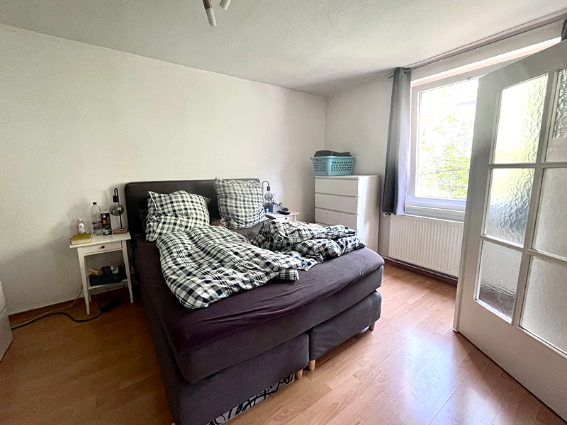 Schlafzimmer mit Doppelbett und Tageslichtfenster in Braunschweig