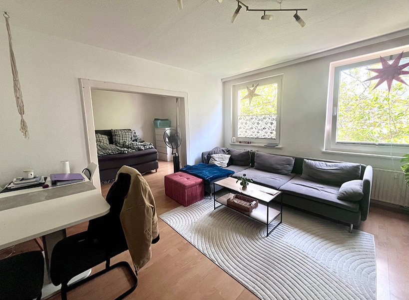 Wohnzimmer mit Couch und Essbereich in Braunschweig