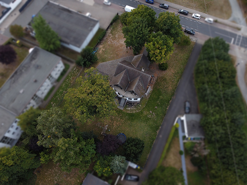 Großzügiges Baugrundstück mit Zweifamilienhaus in Braunschweig aus der Vogelperspektive